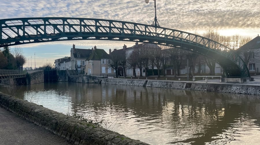 Une passerelle en arche à contre-jour, à Montargis