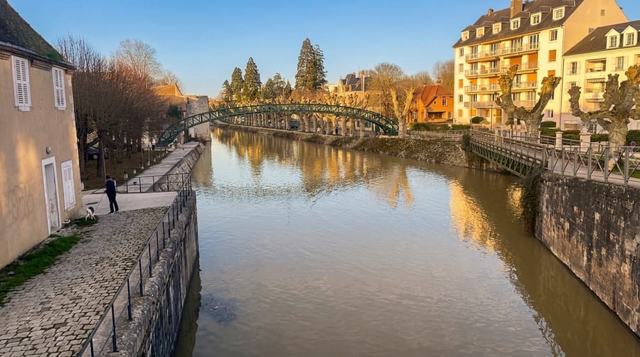 Le pont en arche dans la lumière dorée, à Montargis