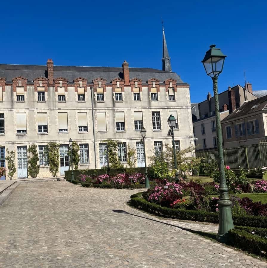 La cour de l'Hôtel de Ville, à Montargis